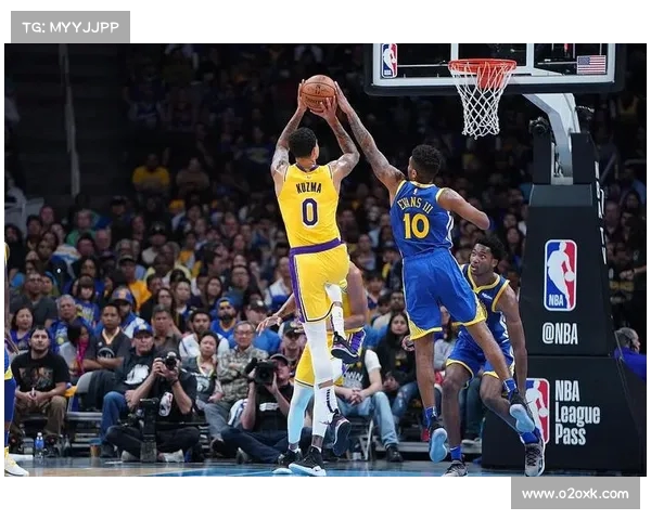 激烈对决再现精彩瞬间 NBA赛场最精彩的高光时刻合集